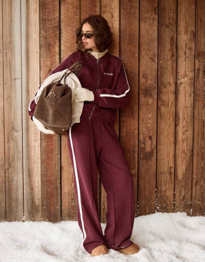 4th & Reckless - Trainingshose in Kirschrot mit hohem Baumwollanteil, weitem Bein, Paspelierung vorne und seitlichem Streifen, Kombiteil von 4th & Reckless