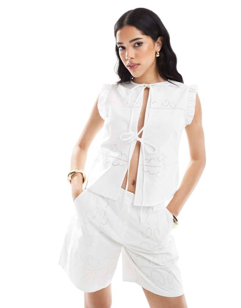 4th & Reckless - Westen-Oberteil aus Baumwolle in Weiß mit bestickten Cutwork-Details und Bindedetail vorn von 4th & Reckless