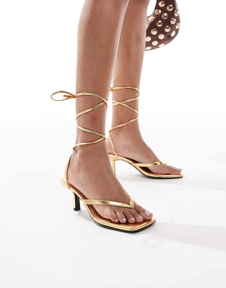 4th & Reckless - Zehenstegsandalen in Metallic-Gold mit Riemchen-Detail und mittelhohem Absatz-Goldfarben von 4th & Reckless