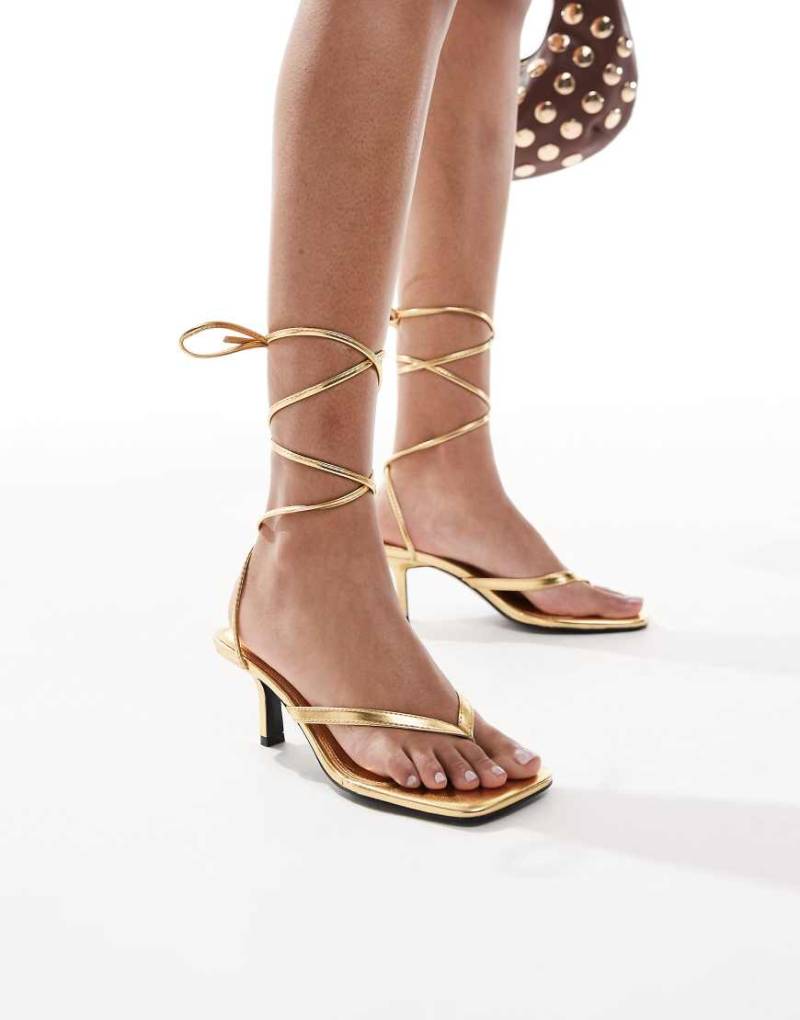 4th & Reckless - Zehenstegsandalen in Metallic-Gold mit Riemchen-Detail und mittelhohem Absatz-Goldfarben von 4th & Reckless