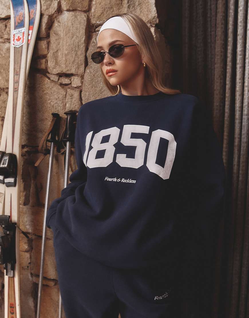 4th & Reckless x Felicia Wedin - Apres Ski - Sweatshirt in Marineblau mit Rundhalsausschnitt und „1850"-Grafikprint von 4th & Reckless
