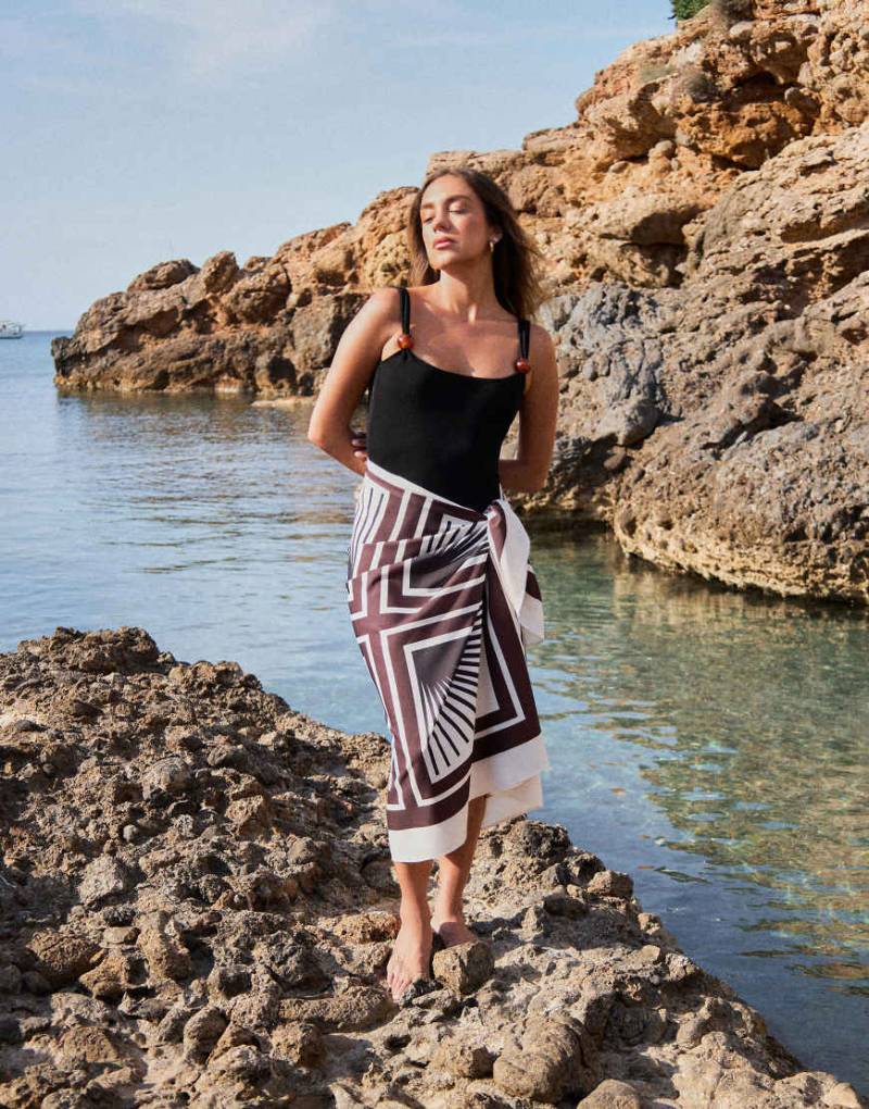 4th & Reckless x Luana Barron - Seitlich gebundener Maxi-Strandrock im Sarong-Stil in Braun mit Kachelmuster-Bunt von 4th & Reckless