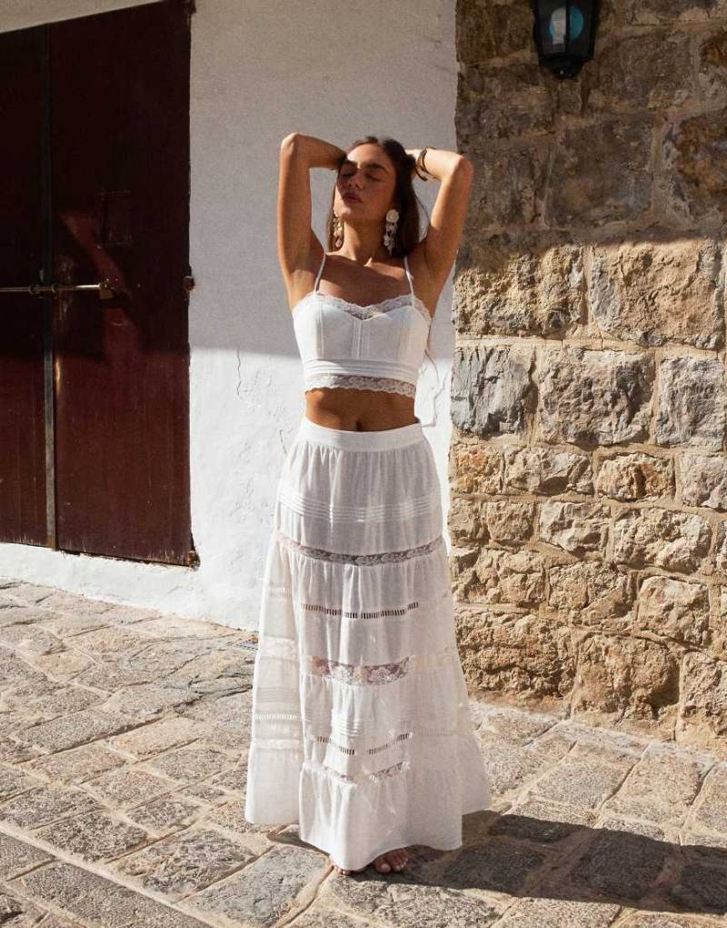 4th & Reckless x Luana Barron - Strand-Camisole mit Leinenanteil in Weiß, Cropped-Schnitt und Spitzenborte, Kombiteil von 4th & Reckless