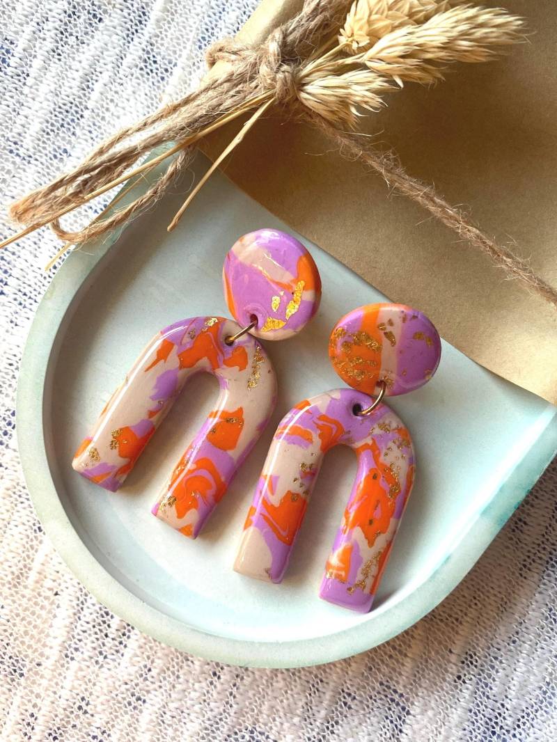 Autumn Glow - Handgemachte Bogen Ohrringe Aus Polymer Clay, Herbstschmuck in Orange, Flieder & Beige Mit Blattgold, Hypoallergen, Unikat Autumn Glow - Handgemachte Bogen Ohrringe Aus Polymer Clay, Herbstschmuck in Orange, Flieder & Beige Mit Blattgold, Hypoallergen, Unikat von 50ShapesofClay