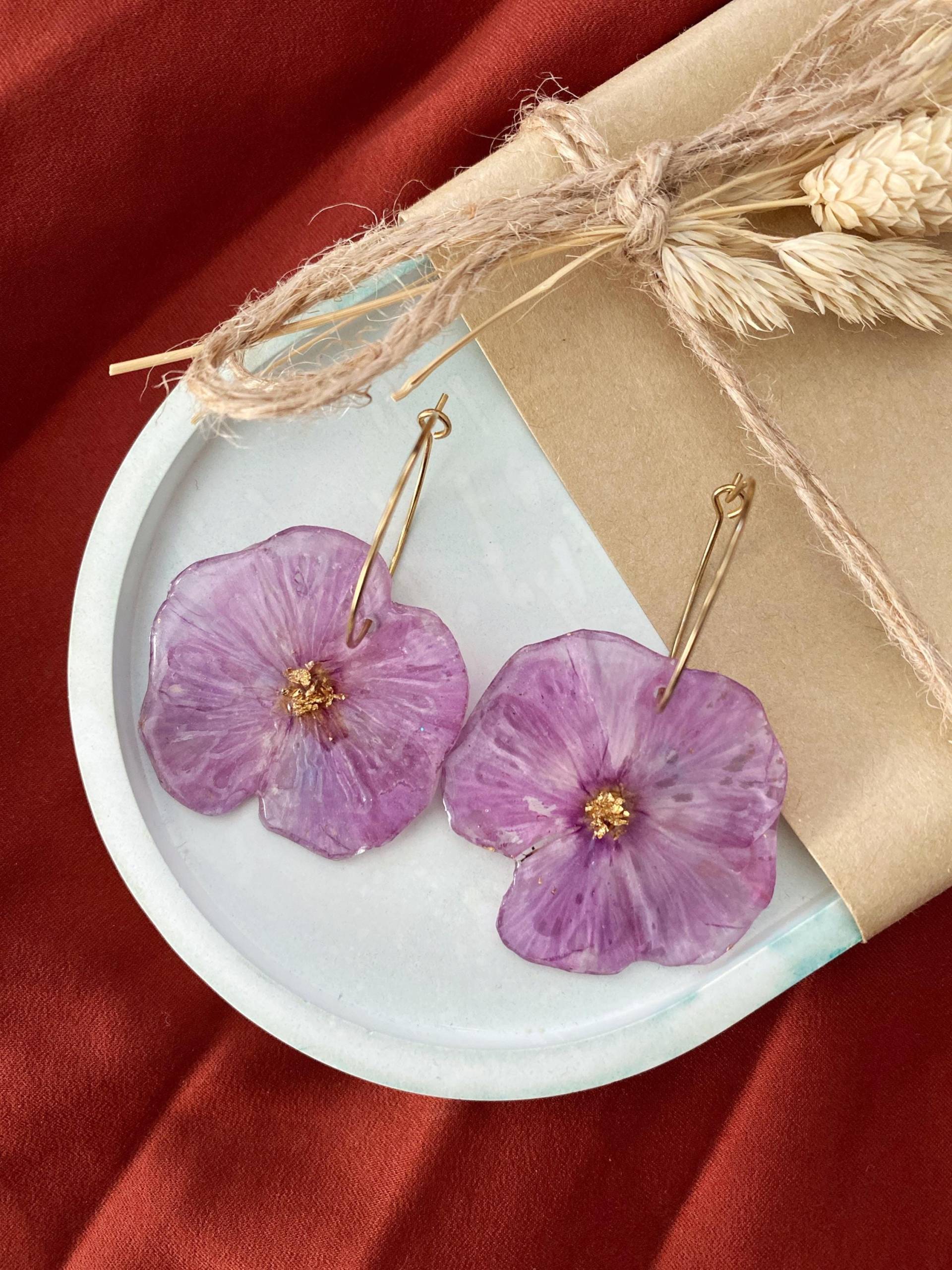 Blütenzauber | Echte Lila Blüten in Harz Filigrane Boho Ohrringe Mit Blattgold Und Hypoallergenen Edelstahl Creolen Handgemachtes Unikat Blütenzauber | Echte Lila Blüten in Harz Filigrane Boho Ohrringe Mit Blattgold Und Hypoallergenen Edelstahl Creolen Handgemachtes Unikat von 50ShapesofClay