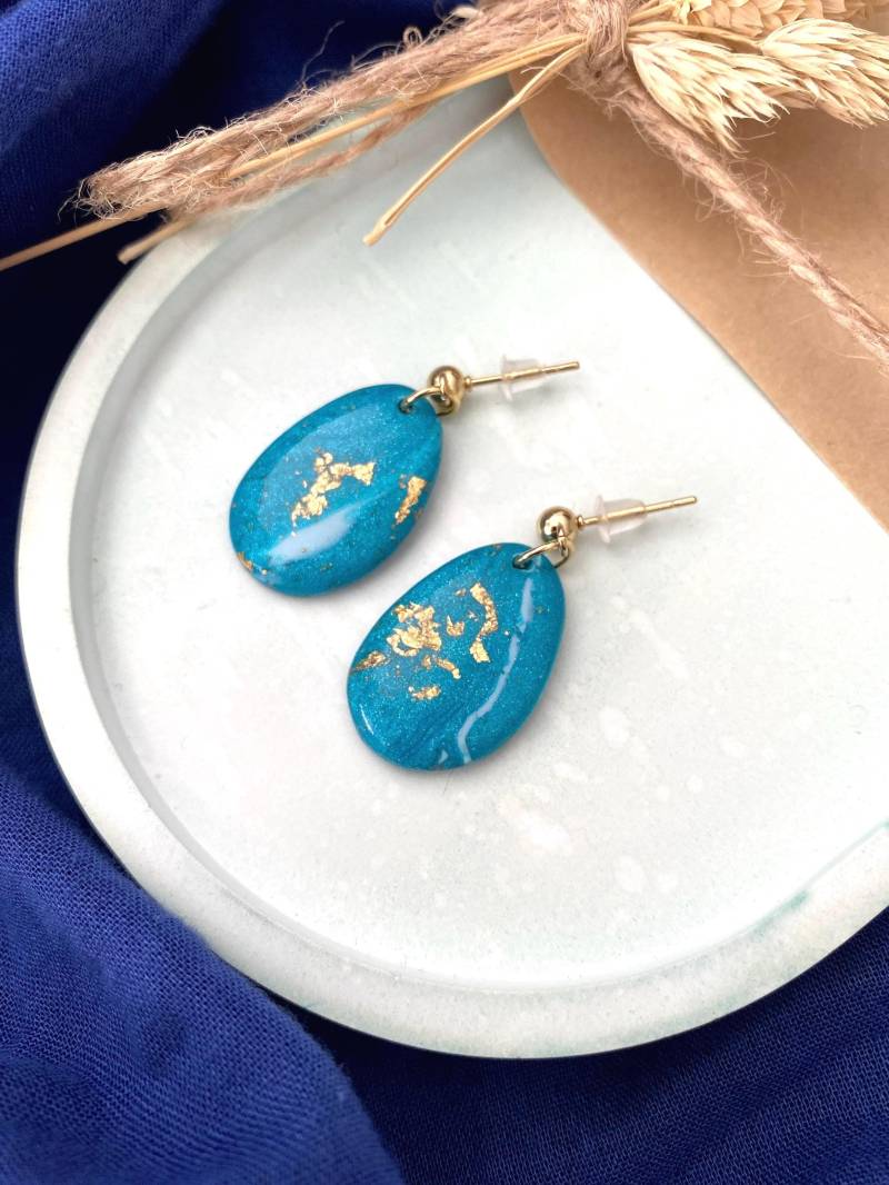 Meeresglanz - Handgemachte Aqua Ohrringe Polymer Clay, Türkis Blau, Sommerschmuck, Meer & Sonnenlicht Inspiriert, Blattgold, Hypoallergen Meeresglanz - Handgemachte Aqua Ohrringe Polymer Clay, Türkis Blau, Sommerschmuck, Meer & Sonnenlicht Inspiriert, Blattgold, Hypoallergen von 50ShapesofClay