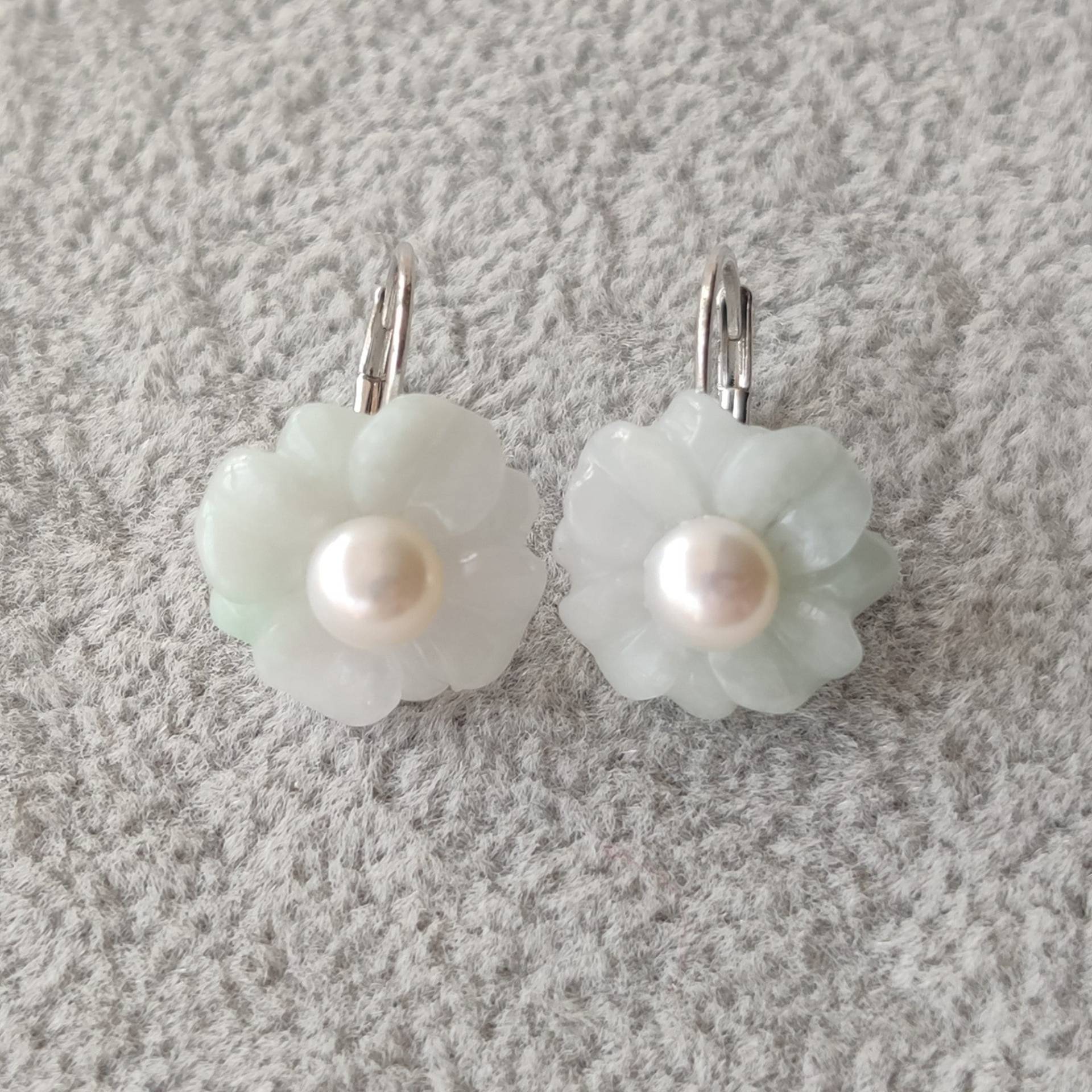 Geschnitzte Jade Blumen Ohrringe - Weiße Süßwasserperle, Legierungsmetall von 51favorite