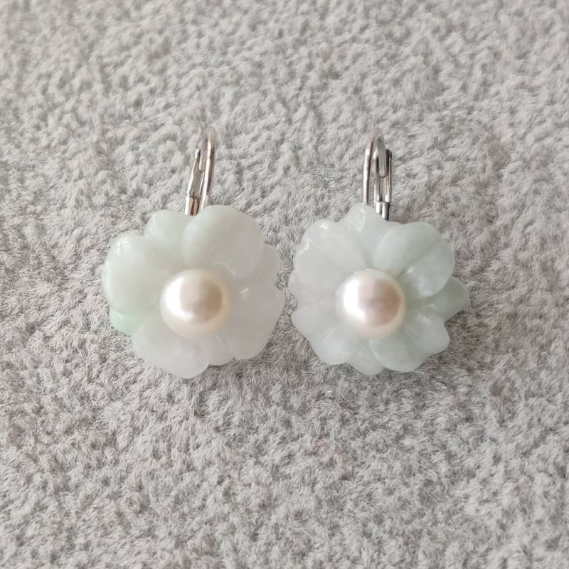 Geschnitzte Jade Blumen Ohrringe - Weiße Süßwasserperle, Legierungsmetall von 51favorite