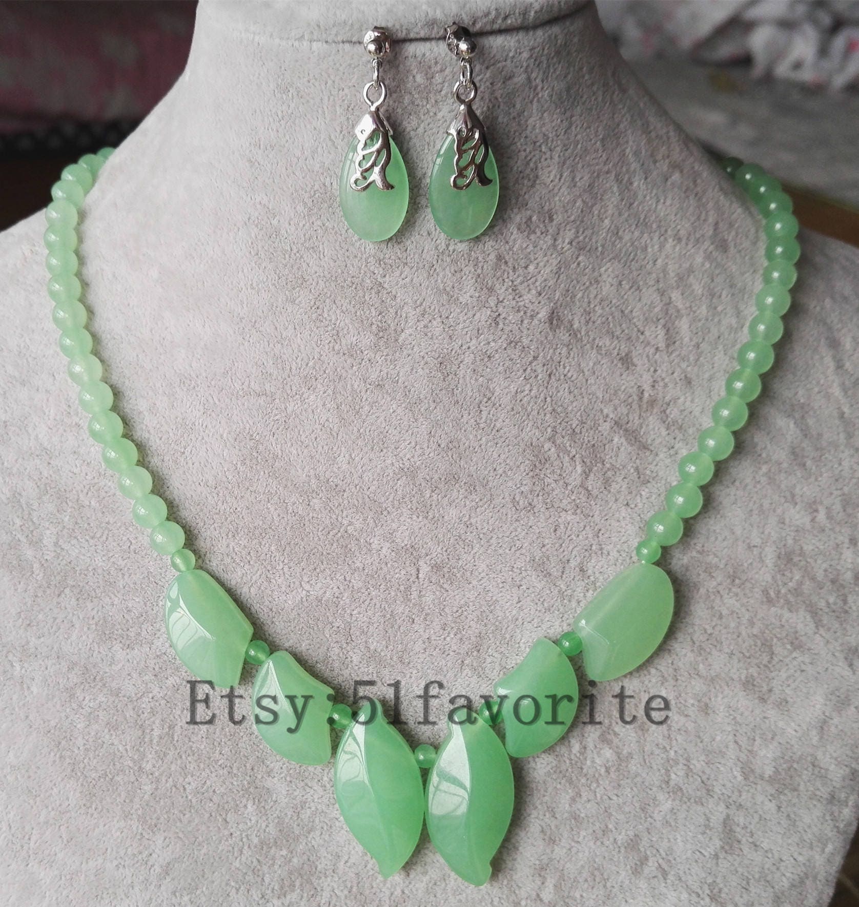 Set Aus Hellgrüner Jade-Halskette Und Ohrringen - Legierung, 43 cm von 51favorite