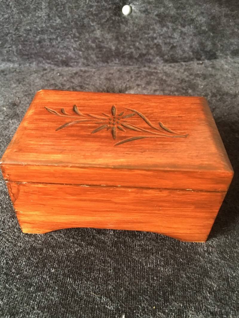 Seltene Kleinere Vintage Schwarzwald Spieluhr Mit Edelweiß Geschnitzten Holzblumen von 5426408