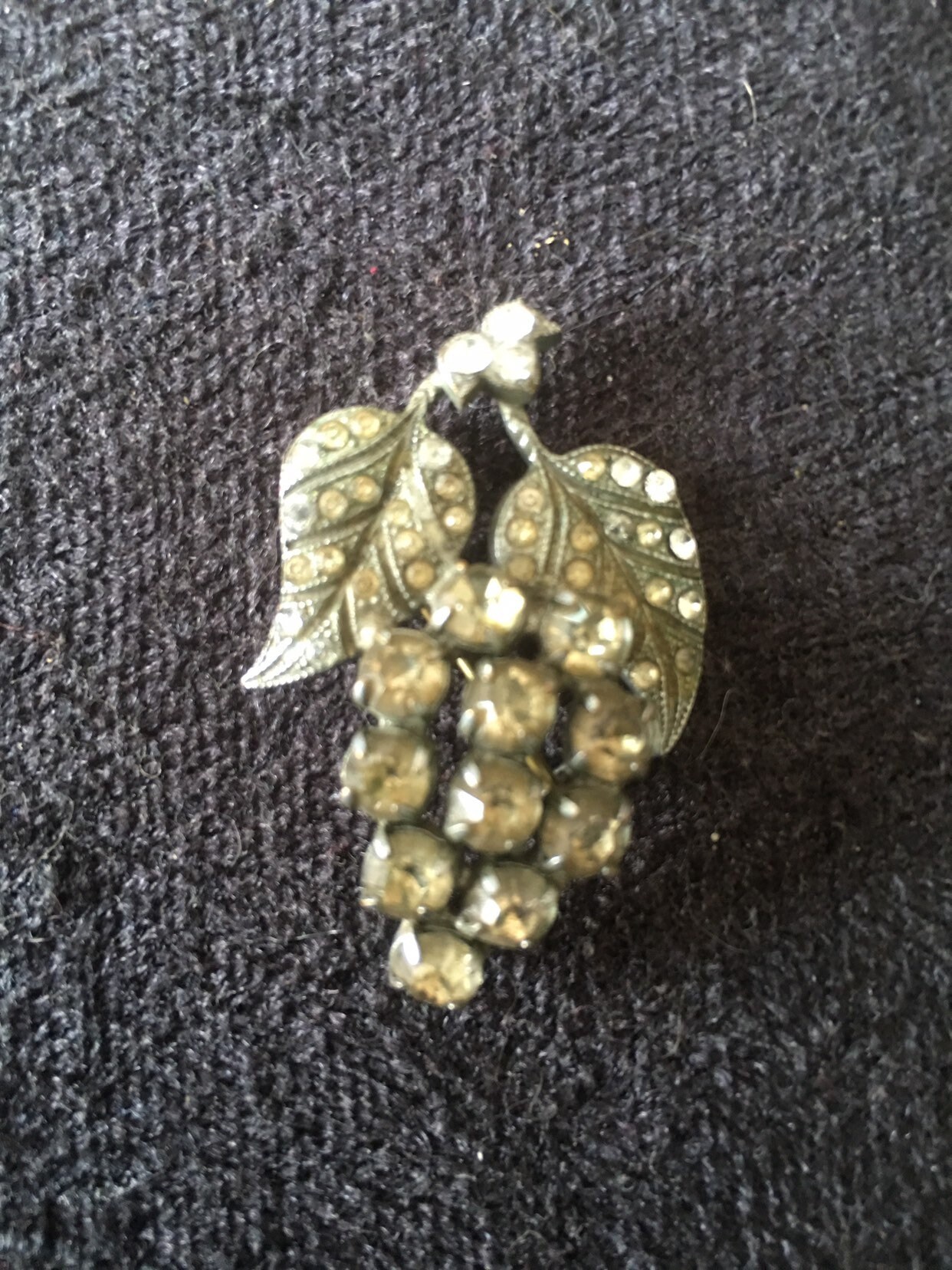 Vintage Silber Ton Trauben Und Rebe Blätter Brosche Mit Faux Diamant Steine von 5426408