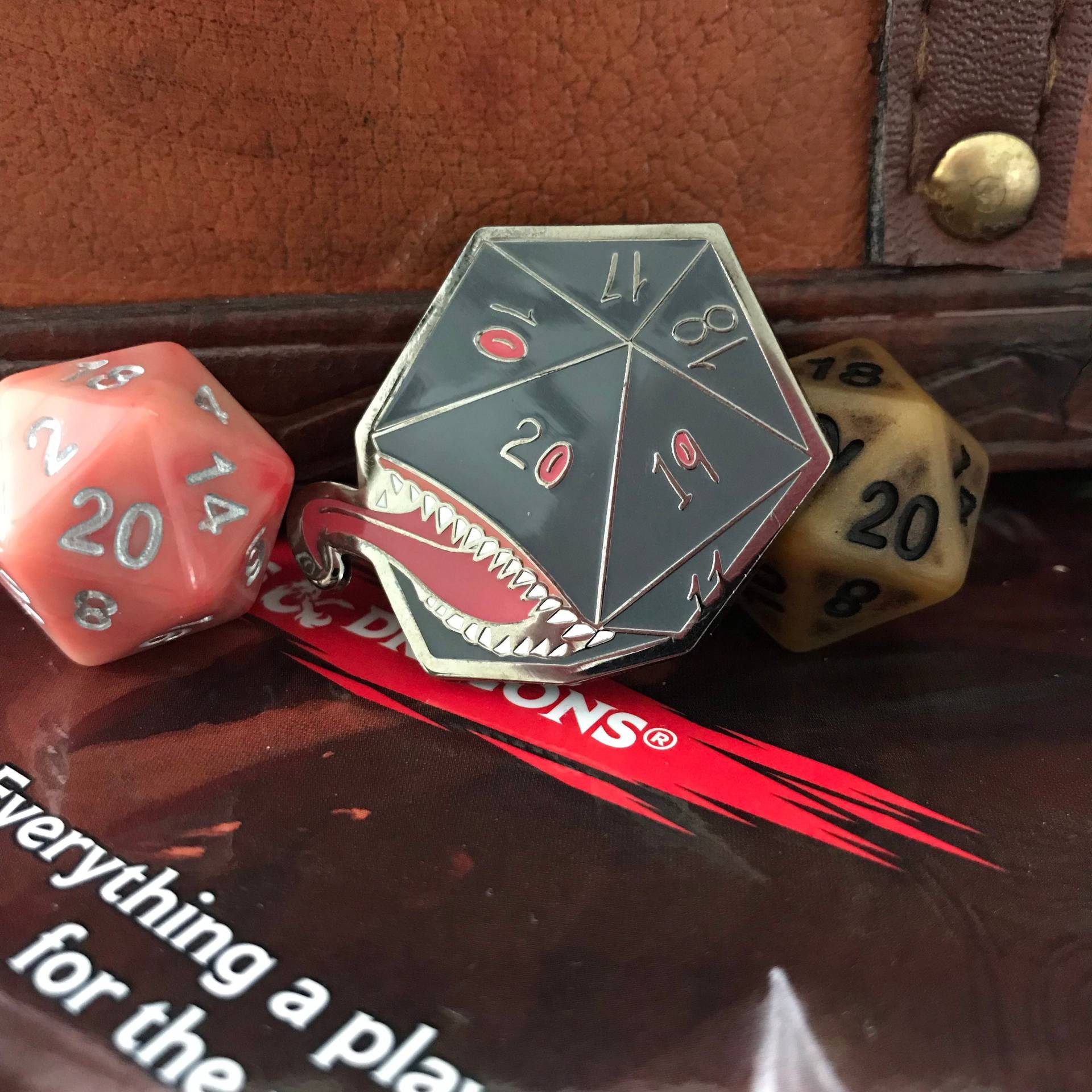 Imitieren Sie D20 Harte Emaille Pin - Dungeons & Dragons Gamer Geschenk, Nerdy, Geeky, Gaming-Geschenk, Tischplatte, Dnd, Anstecknadel, Pin, Hutnadel Imitieren Sie D20 Harte Emaille Pin - Dungeons & Dragons Gamer Geschenk, Nerdy, Geeky, Gaming-Geschenk, Tischplatte, Dnd, Anstecknadel, Pin, Hutnadel von 5FlavorPins