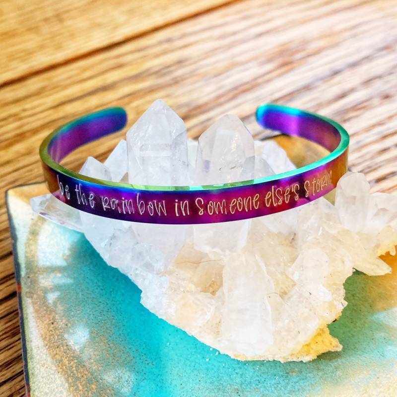 Handgestempelt Be The Rainbow in Someone Else's Storm, Edelstahl Manschette Armband, Weihnachtsgeschenke Für Sie Ultraviolet Schmuck, Tochter Handgestempelt Be The Rainbow in Someone Else's Storm, Edelstahl Manschette Armband, Weihnachtsgeschenke Für Sie Ultraviolet Schmuck, Tochter von 5StonesDesigns