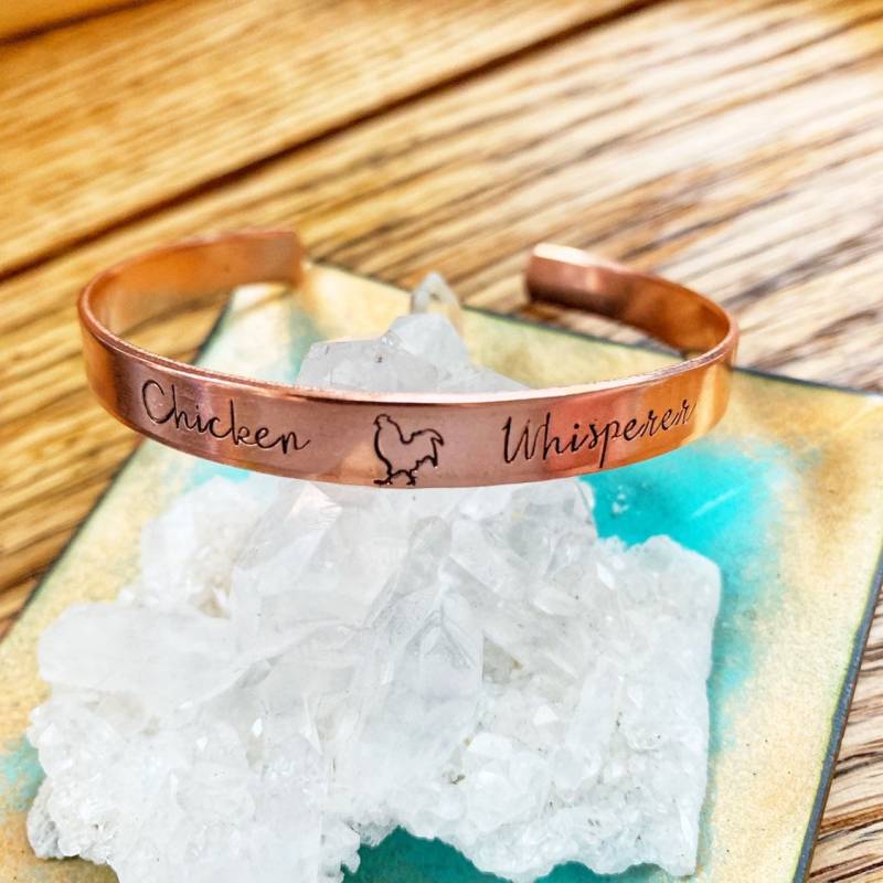 Hühner Flüsterer Armband, Kupfer Schmuck, Verrückte Lady, Handgestempeltes Bauernhof Stapelbare Manschette von 5StonesDesigns
