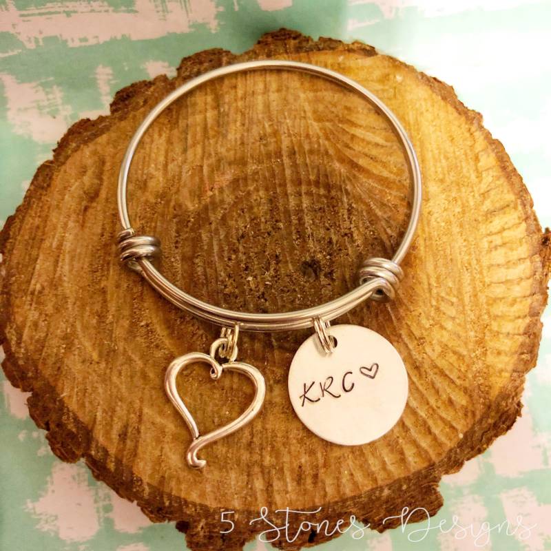 Personalisierte Edelstahl Kinder Initialen Armreif, Baby Armband, Name Monogrammierte Kleines Mädchen von 5StonesDesigns