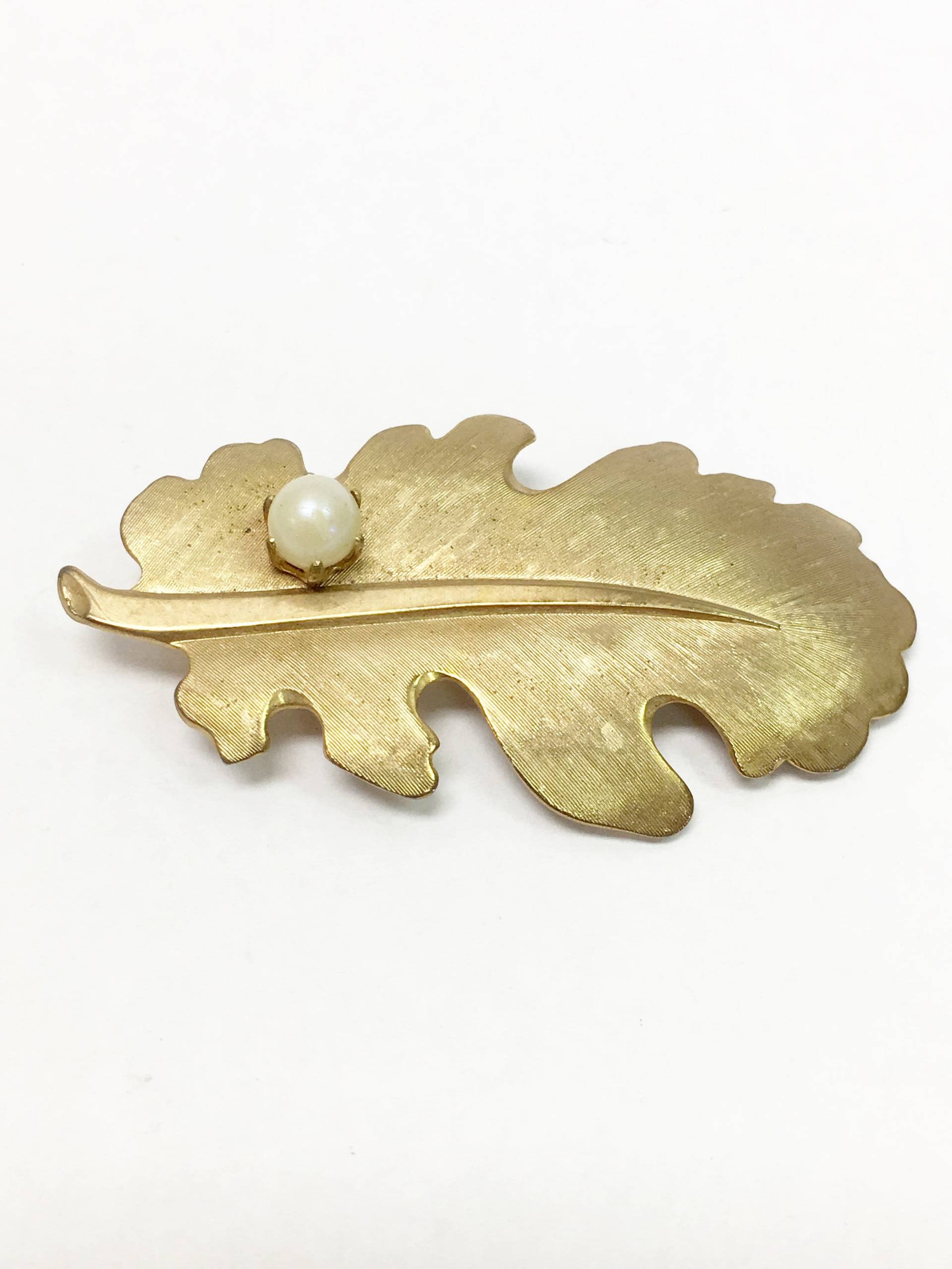 Goldfarbene Blatt-Brosche Mit Perle von 5goldenthings