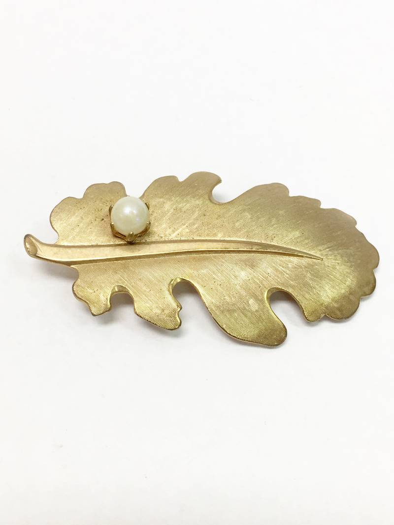Goldfarbene Blatt-Brosche Mit Perle von 5goldenthings