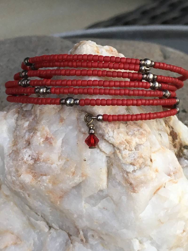 Wickelarmband Aus Sterlingsilber Mit Roten Perlen von 5goldenthings