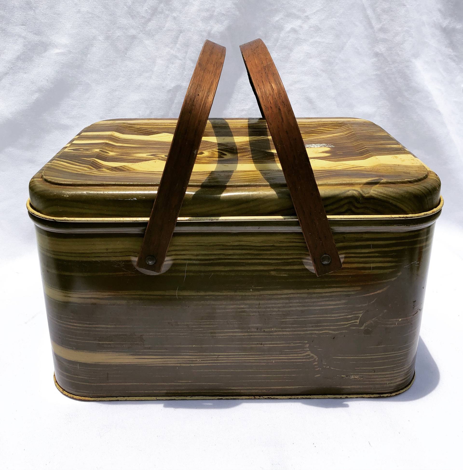 Jahrgang 1960 Metall Picknick Korb W/Holz Griffe Jahrgang 1960 Metall Picknick Korb W/Holz Griffe von 60WattVintage