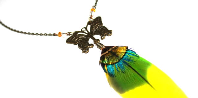 Bronze Schmetterling Und Papagei Feder Halskette Bronze Schmetterling Und Papagei Feder Halskette von 60sDaughter