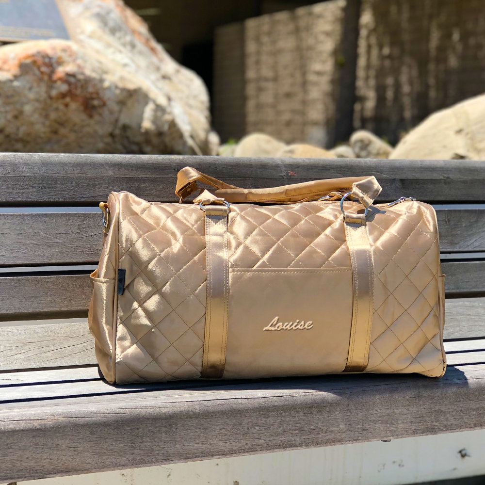 Atemberaubende Trending Personalisierte Geräumige Elegante Luxus Gold Satin Gesteppte Frauen Braut Hochzeit Event Party Bachelorette Geschenk von 637boutique