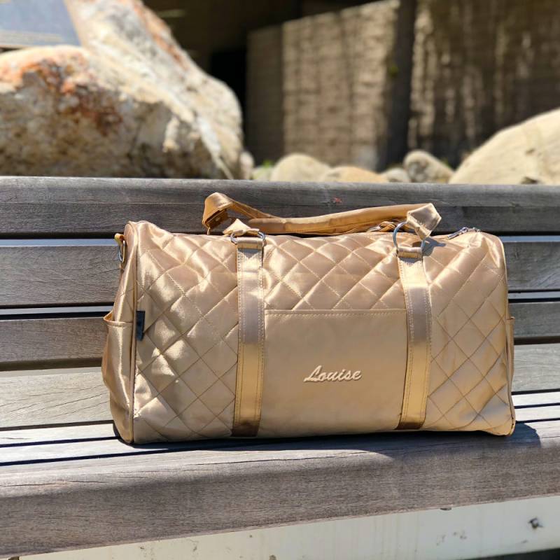 Atemberaubende Trending Personalisierte Geräumige Elegante Luxus Gold Satin Gesteppte Frauen Braut Hochzeit Event Party Bachelorette Geschenk von 637boutique