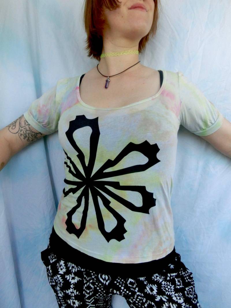 M25 - Erwachsene Small S Flügelärmel Pastell Blumendruck Top Pink Gelb Tumblr Trippy Psychedelisch Lila Bequem von 710visuals