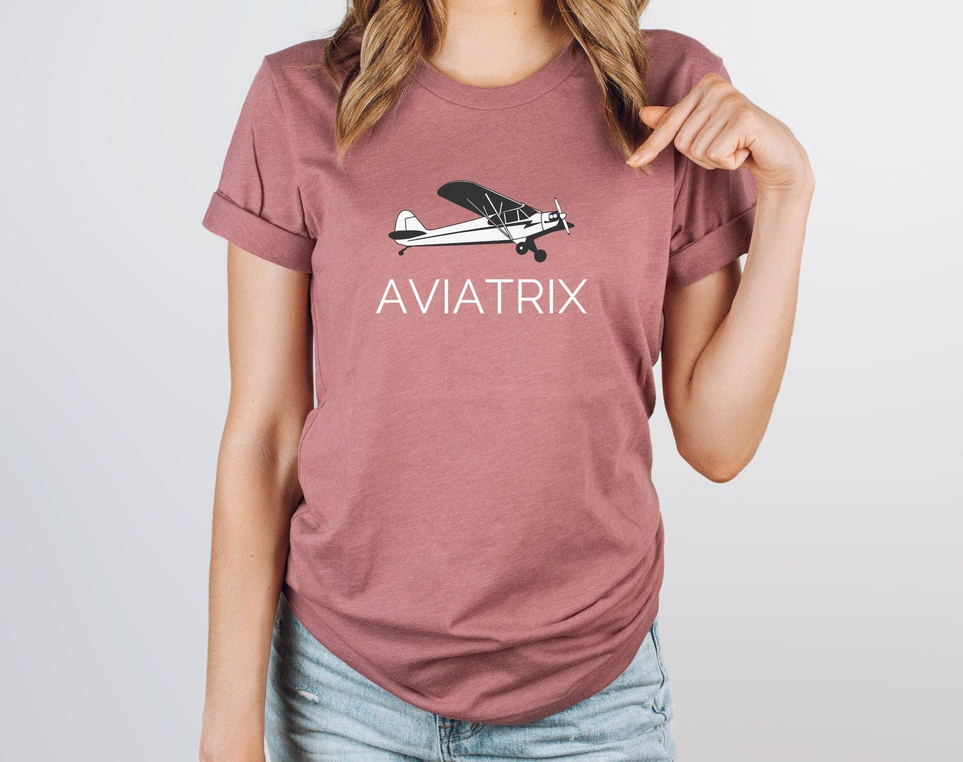 Aviatrix T-Shirt | Pilot Luftfahrt Fliegen Airport Shirt Geschenk Für Flugschüler-T-Shirt Privatpilot Cfi Pilotin Aviatrix T-Shirt | Pilot Luftfahrt Fliegen Airport Shirt Geschenk Für Flugschüler-T-Shirt Privatpilot Cfi Pilotin von 74SIERRA