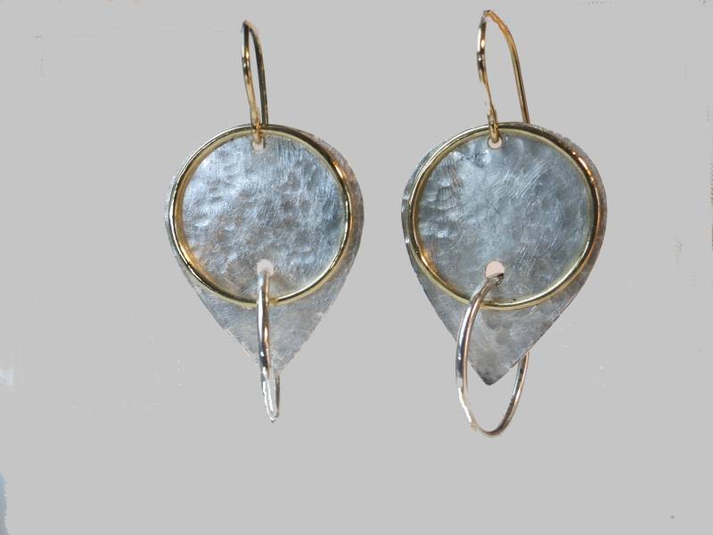 Ohrringe Aus Gehämmertem Silber Und Gelbgolddraht von 750creation