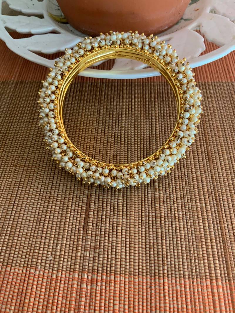 Bangle Slip Auf Cluster Seed Bead Faux Pearl Gold Tone Ethnic von 7Monks