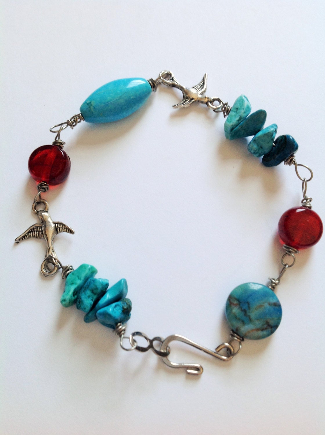 Türkis Und Rot Perlenarmband Mit Silbernen Vögelchen Türkis Und Rot Perlenarmband Mit Silbernen Vögelchen von 7NeuronHop