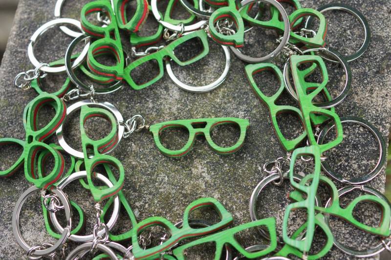 Recycelte 7Plis Schlüsselanhänger Von Used Skateboard - Grün, Schwarz Und Holz von 7PLIS