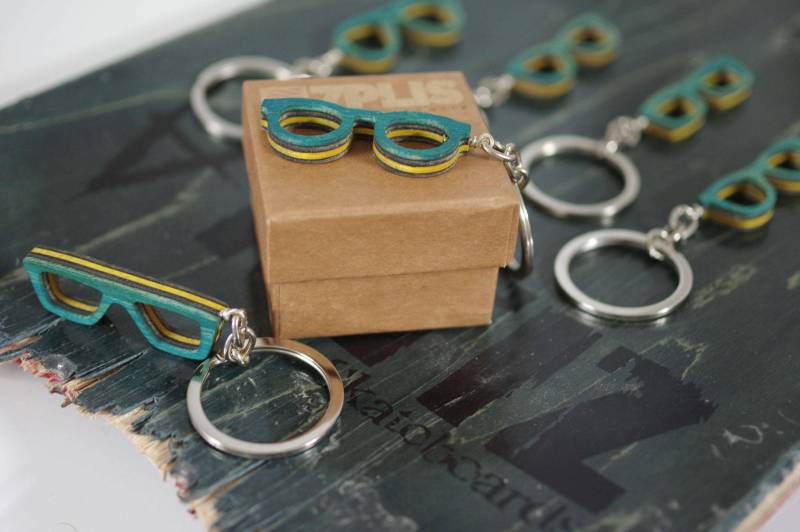 Recycelte 7Plis Schlüsselanhänger Von Used Skateboard - Grün, Schwarz Und Holz von 7PLIS