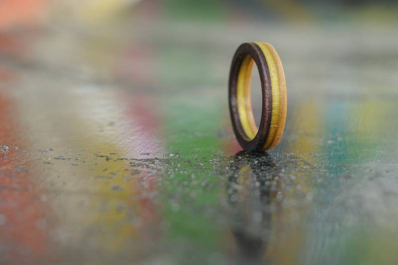 Recycling-Ring Von Einem Lila Und Gelb Gebrauchte Skateboard | Holz von 7PLIS