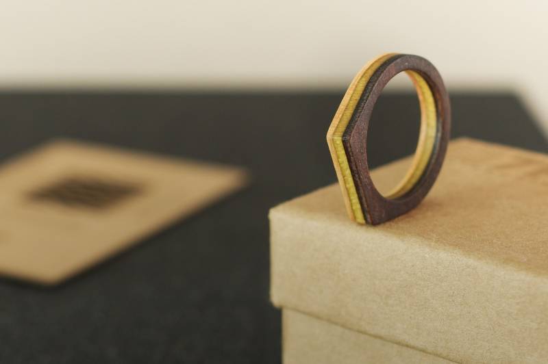 Recycling-Ring Von Einem Lila Und Gelb Gebrauchte Skateboard | Holz von 7PLIS