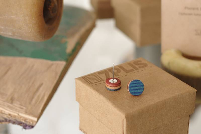 Skateboard Recyceltem Holz Runde Ohrringe Grün Orange Rot Schwarz Grau Violett , Blau, Gelb #madeinfrance von 7PLIS