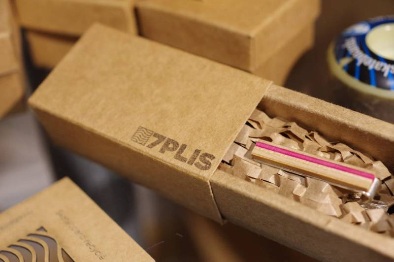 Skateboard Recycling Holz Krawattennadel | Riegelclip Braun Rosa Schwarz von 7PLIS