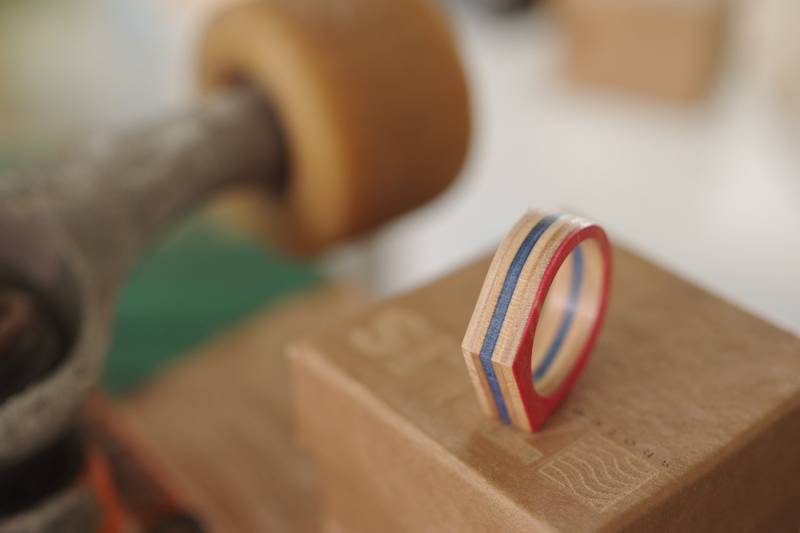 Skateboard Recycling-Holz -Ring von 7PLIS