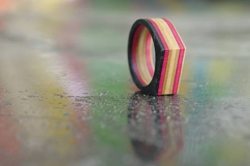 Skateboard Ring Rosa Und Schwarz Recycelt | Holz von 7PLIS