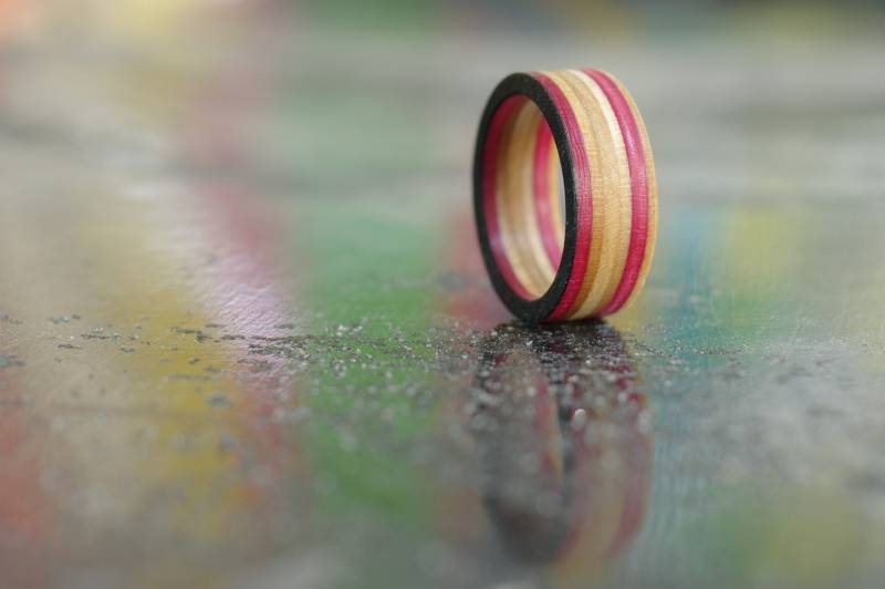 Skateboard Ring Rosa Und Schwarz Recycelt | Holz von 7PLIS