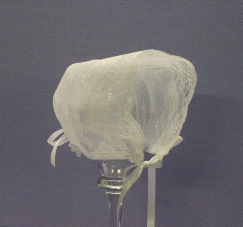 Baby Mütze #114, Vintage Weiße Spitze, Spitze Taufhäubchen Größen Neugeborenen Durch Kleinkind 3 von 7PineDesign