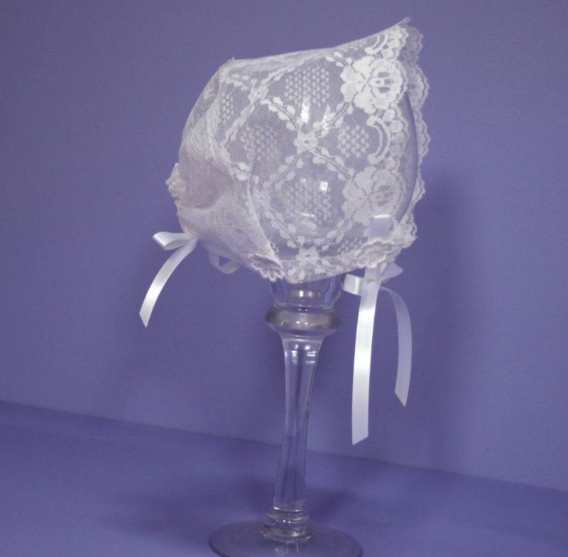 Weiße Spitze Motorhaube #112, Vintage-Spitze, Satinbänder, Größen Preemie Durch Kleinkind 3 von 7PineDesign