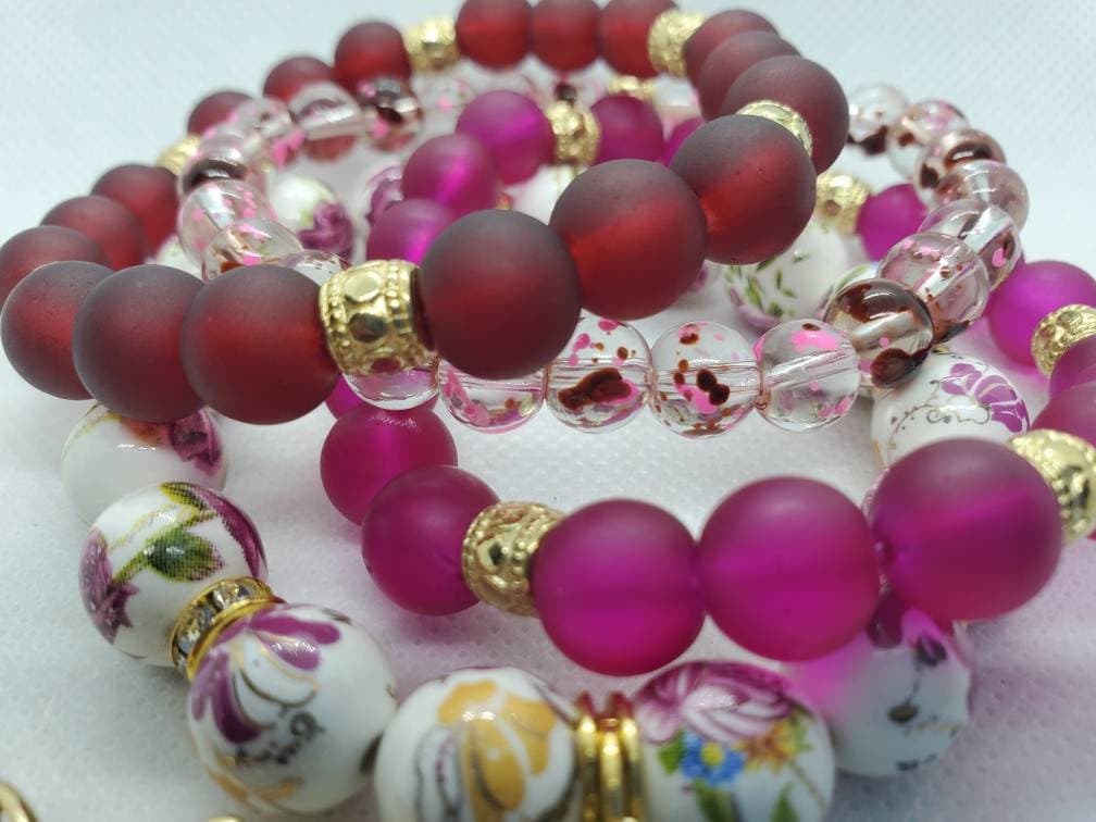 4 Stk. Perlenarmband Stack | Rosa Schmuck Handgemachter Boho Armbänder Stretch-Armband 7Sixtyfivedesigns von 7SixtyFiveDesigns