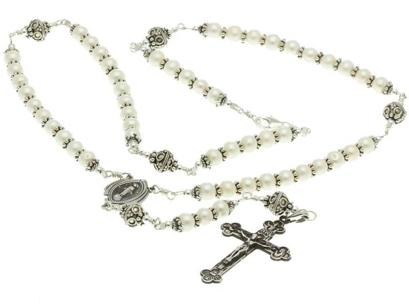 sterling Silber Rosenkranz Halskette Süßwasser Zuchtperle 6mm Kruzifix & Miraculous Medal, 23" Gebetskette von 7SorrowsRosaries