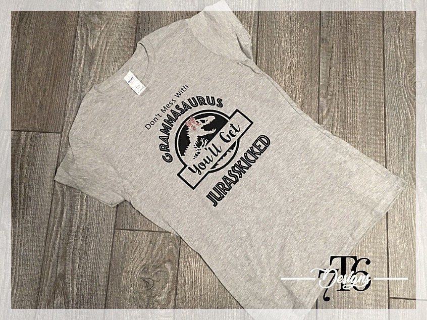 Oma Shirt - Geschenk Omasaurus Dinosaurier Geburtstag Passende Familie Shirts Geschenke Für Unisex T-Shirt Oma Shirt - Geschenk Omasaurus Dinosaurier Geburtstag Passende Familie Shirts Geschenke Für Unisex T-Shirt von 7T6designs