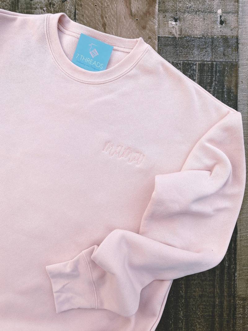 Mama Besticktes Sweatshirt | Super Weiche Gemütliche Bella Canvas Personalisierte Rundhalsausschnitt Geschenk Für Muttertag Oder Neue Mutter von 7ThreadsEmbroidery