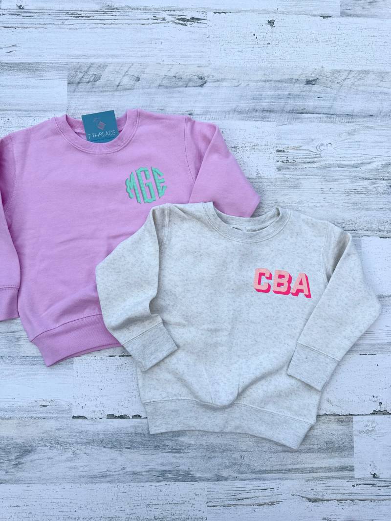 Monogramm Kleinkind Sweatshirt, Personalisierte Shirt, Benutzerdefinierte Jugend Bestickt Geschenk Für Kinder, Kinder Initialen Rundhalsausschnitt von 7ThreadsEmbroidery