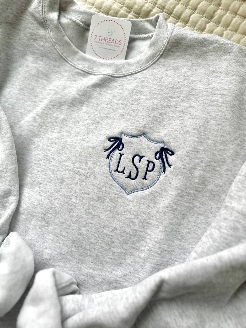 Süßes Schleifen-Monogramm-Wappen-Sweatshirt, Initialen-Pullover Im Country Club-stil, Altes Geld Vibes Rundhalsausschnitt, Gesticktes Monogramm von 7ThreadsEmbroidery