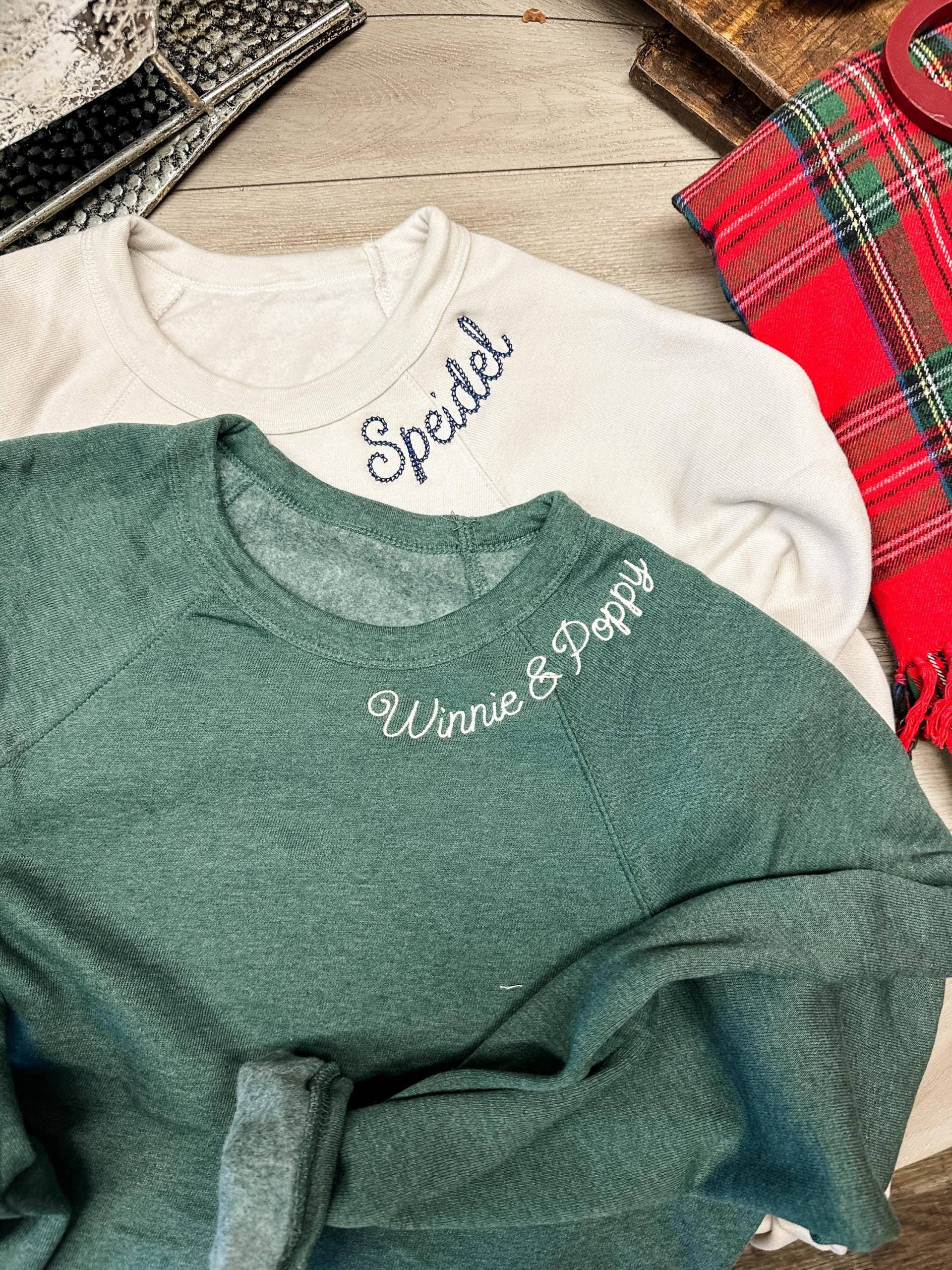 Sweatshirt Mit Besticktem Ausschnitt, Raglan-stil, Vintage-Look von 7ThreadsEmbroidery