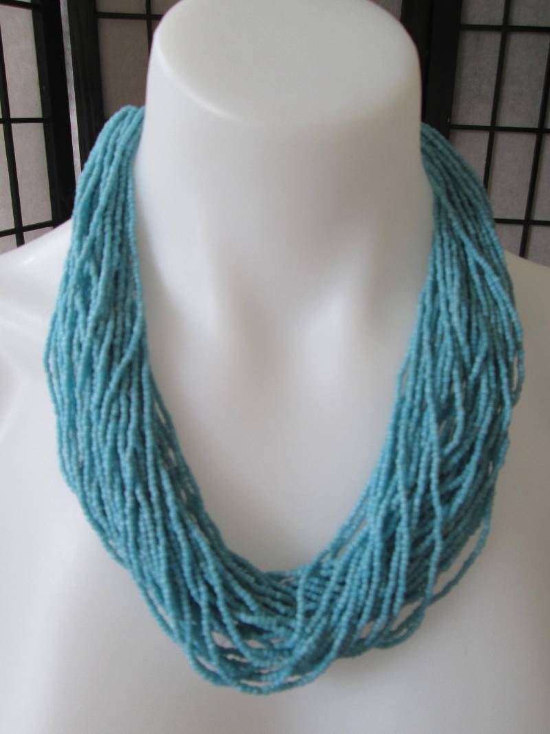 Aqua Mehrreihige Perlenkette, Seil Und Knopfverschluss Aqua Mehrreihige Perlenkette, Seil Und Knopfverschluss von 7ofblackbirds